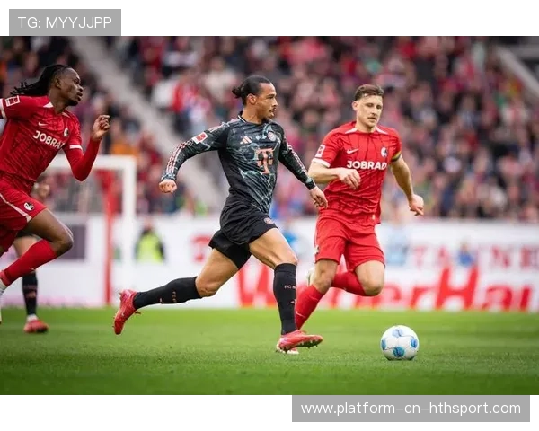 拜仁边路传中精准找到最高点完成头球